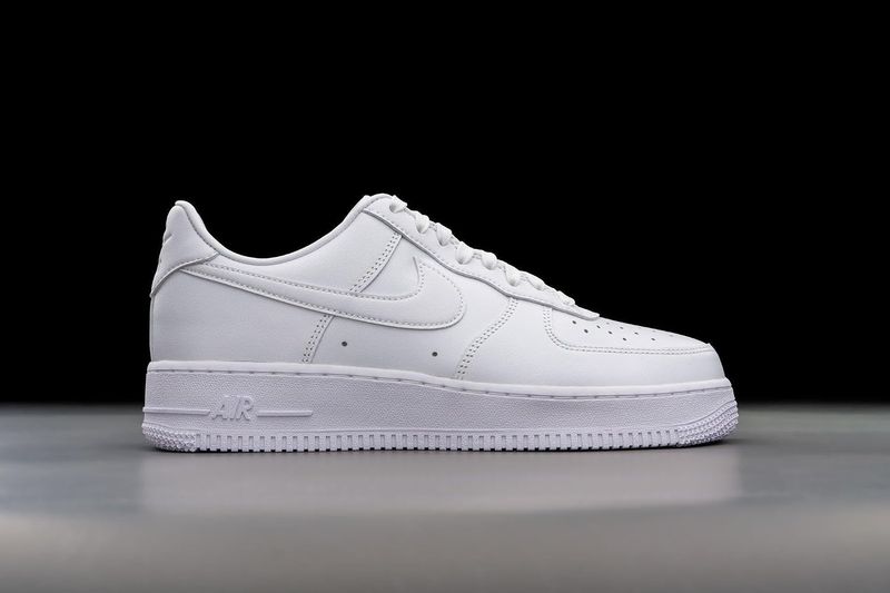Nike Basketball Shoe - Image 3