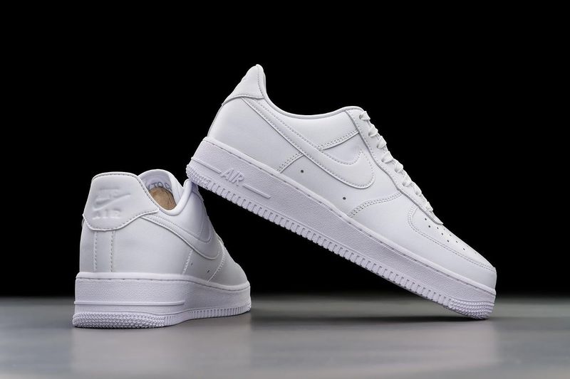 Nike Basketball Shoe - Image 4