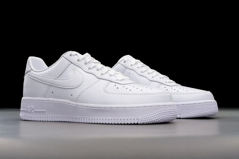 Nike Basketball Shoe - Image 6