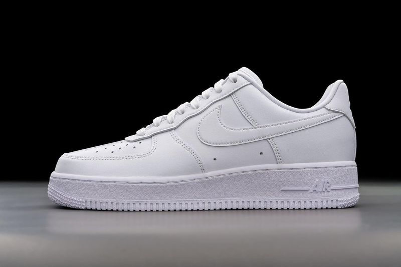 Nike Basketball Shoe - Image 5